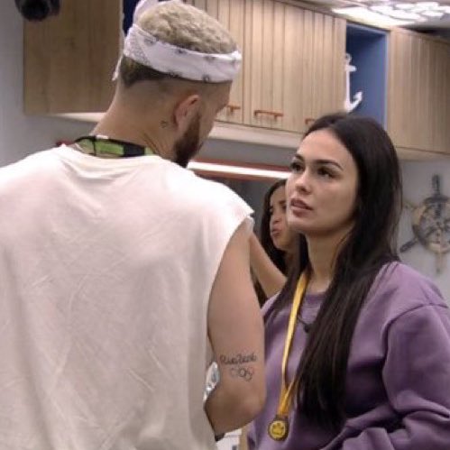 choquei's tweet image. Larissa: “Pq você dormiu no chão?”
Fred: “Não era justo, você ganhou o líder e ia dormir apertada” #BBB23