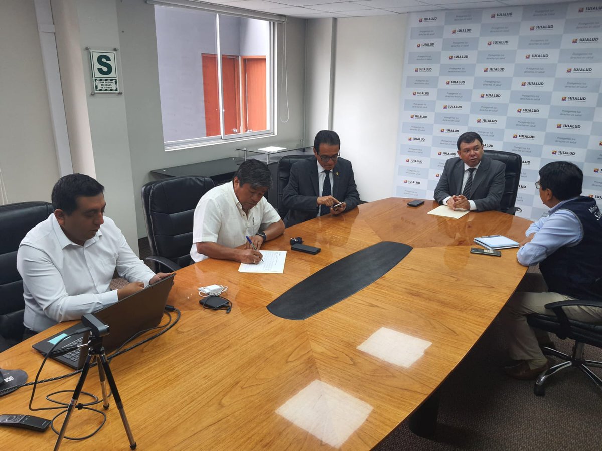 SuSaludPeru's tweet photo. 🔉#AlertaInfomativa
El Superintendente Nacional de Salud, Dr. Juan Carlos Velasco Guerrero, se reunió hoy con el Director de la @DirisLimaNorte, Dr. Gualberto Segovia Meza, a fin de analizar los avances del Aseguramiento Universal en Salud y(1/1) https://t.co/bNZRyVf2No