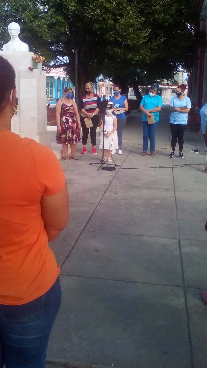 #DMESantoDomingo Las jóvenes generaciones junto al departamento de Servicios Técnicos rinden tributo al 170  aniversario del nacimiento  de JoséMartí #JoséMartí #Cuba #EducaciónVillaClara