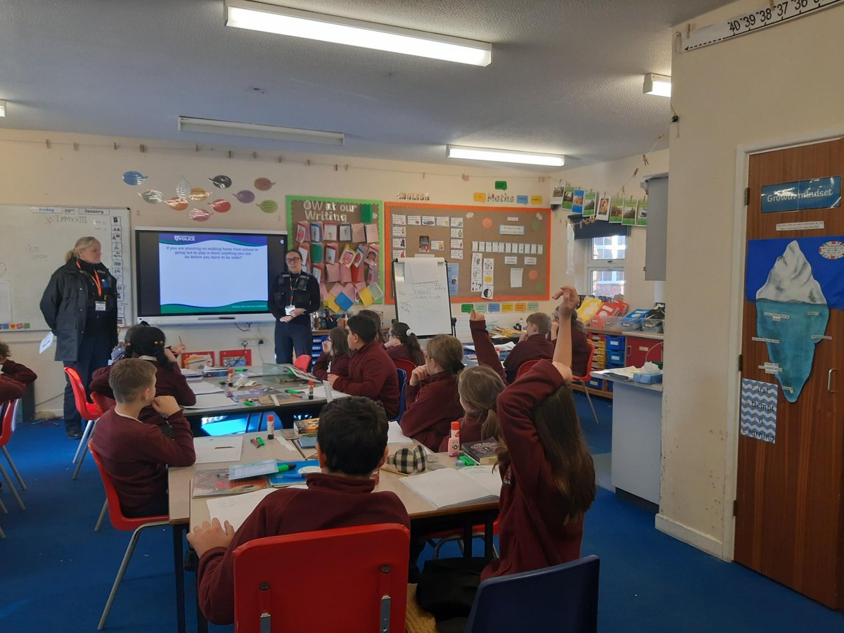 TVP_BerksWest's tweet photo. Caversham PCSO's visited year 5's today at Thameside Primary School to talk about personal safety. They also conducted a finger printing session with their mini police. #communityworking https://t.co/8IOZkYQHch