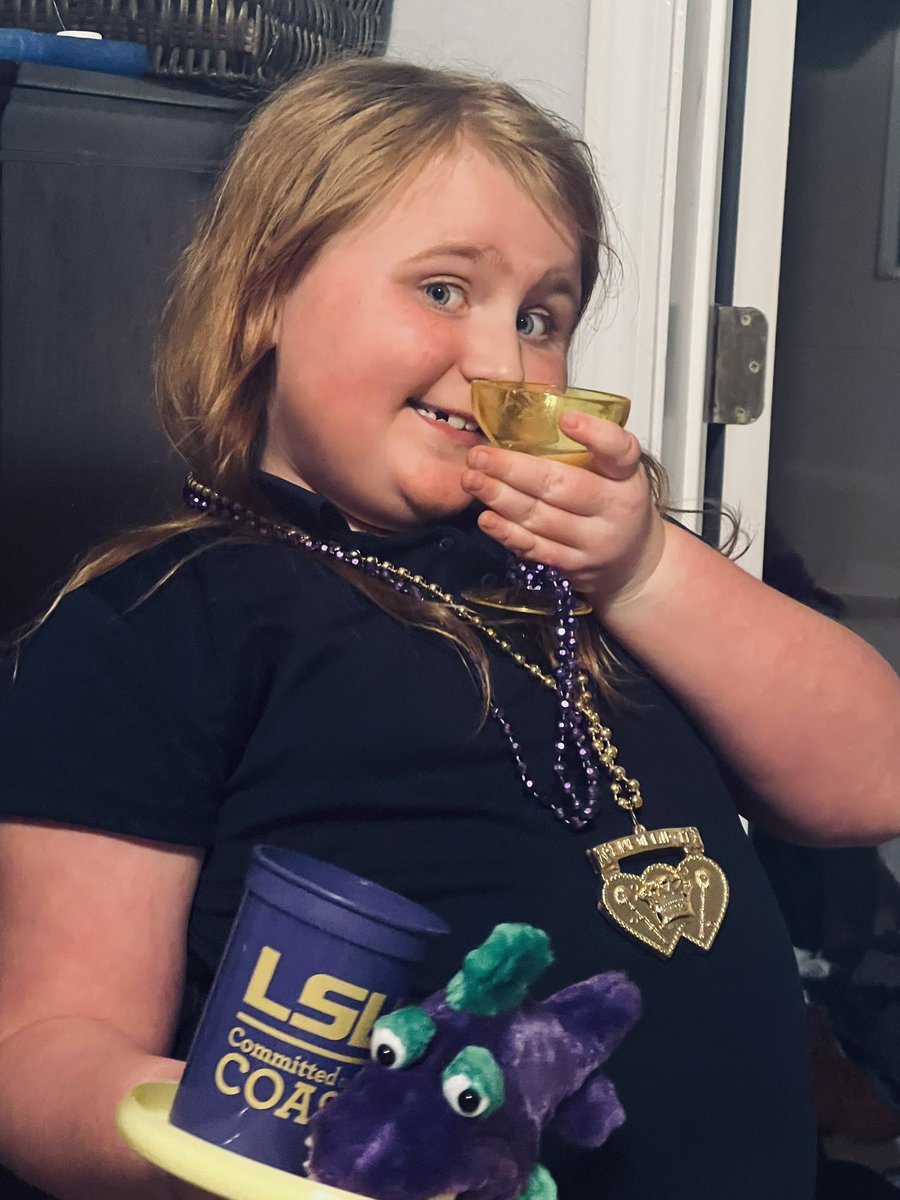JanetMelancon's tweet photo. My #sabd is #mardigras ready! Hunt is riding in the DS Mardi Gras parade this year and I've started collecting throws for her. This is her "thank you" to my friend, Debra. https://t.co/2u4Aa3fKCT