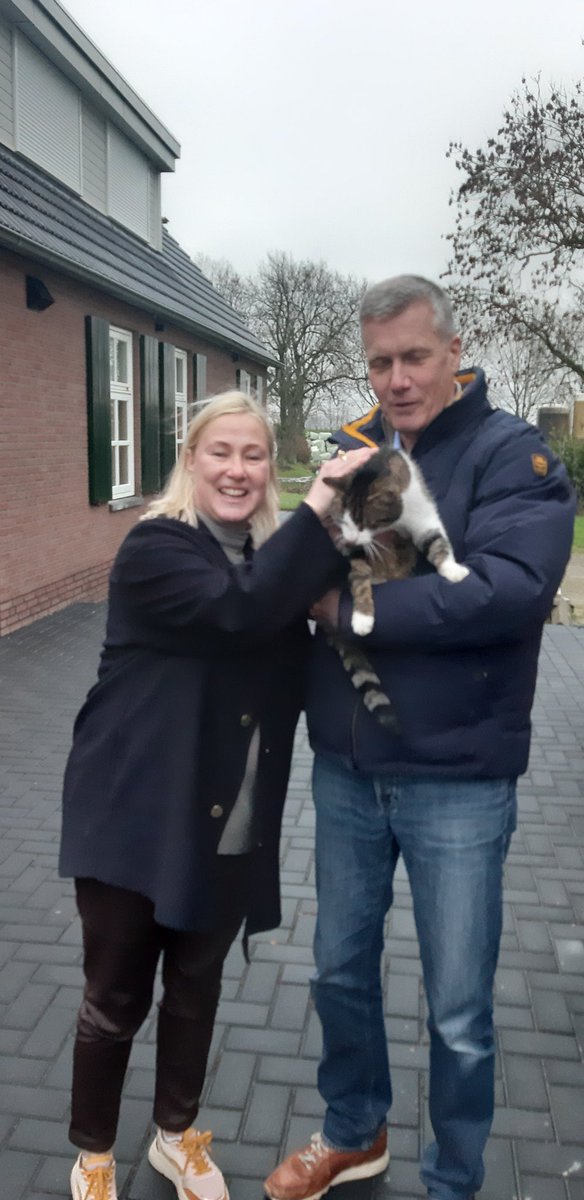 asielbruchem's tweet photo. Kat Hunter is herenigd met zijn baasjes! 🥰

Een tijdje geleden deden we een vangactie in Alem. Er liepen daar vele verwilderde katten rond die hulp nodig hadden. De actie was succesvol afgerond, maar zou nog een heel mooi staartje krijgen, zo bleek vandaag. 1/5 https://t.co/UAf01uqcM7