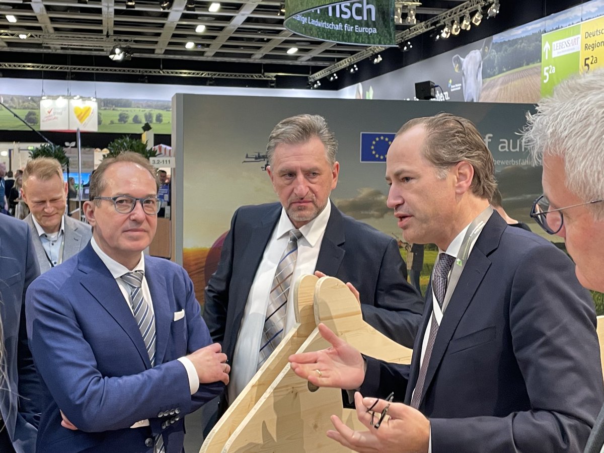 Initiative Tierwohl (@itw_de) on Twitter photo Wir begrüßen Alexander Dobrindt von der <a href="/csu_bt/">CSU im Bundestag</a> . Herzlichen Dank für den Austausch und das Interesse am wichtigen Thema #Tierwohl. #igw2023 Wir begrüßen Alexander Dobrindt von der <a href="/csu_bt/">CSU im Bundestag</a> . Herzlichen Dank für den Austausch und das Interesse am wichtigen Thema #Tierwohl. #igw2023