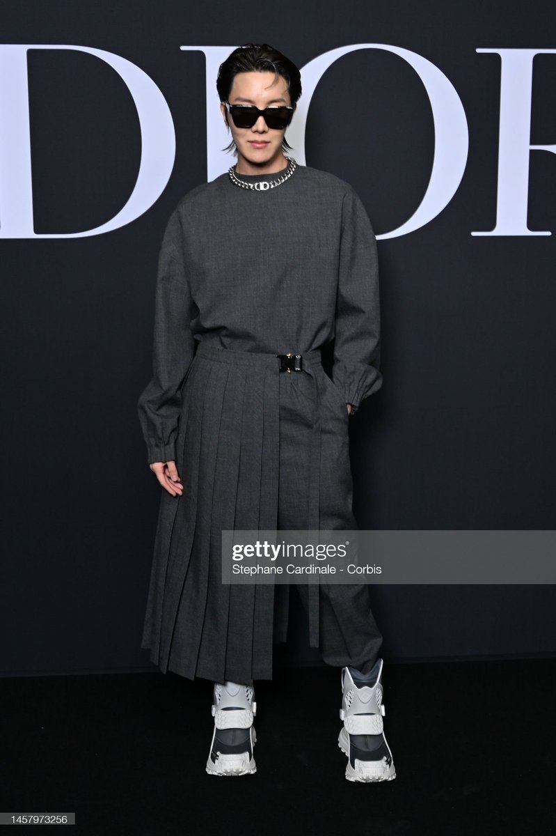 __candyclover's tweet photo. j-hope @BTS_twt ที่งาน PFW 2023 (Getty Images) https://t.co/CsC6idnj6j