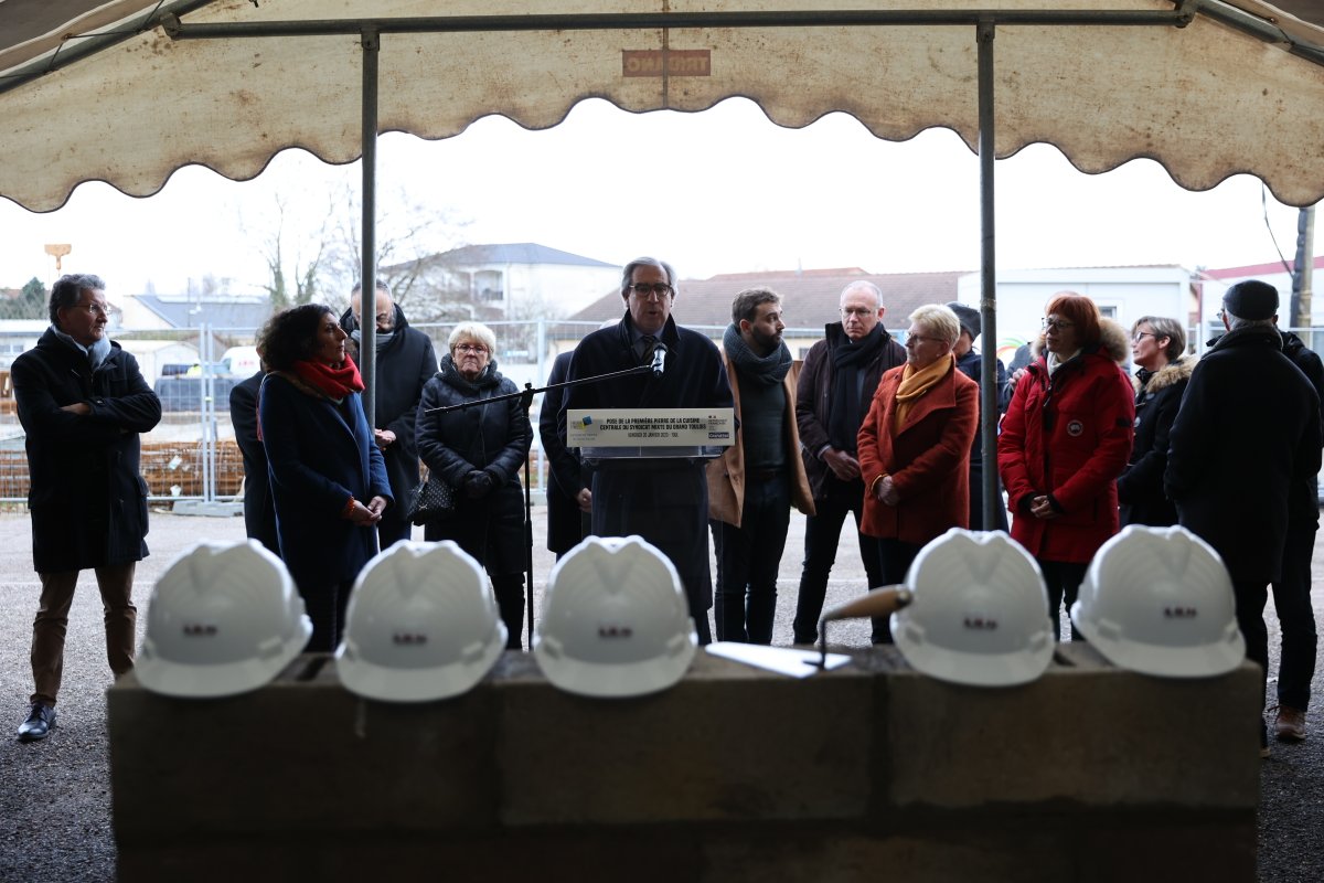 Prefet54's tweet photo. 1ère pierre de la future cuisine centrale à #Toul.
Projet soutenu par l’État #DETR et #FNADT =
✅ création d'emplois
👩‍🍳 élaboration de 3 000 repas/jour, circuits courts et développement durable
Pour :
▶️ 2 collèges
▶️ 30 sites périscolaires
▶️ 3 foyers de personnes âgées https://t.co/oQhaPcnCKE