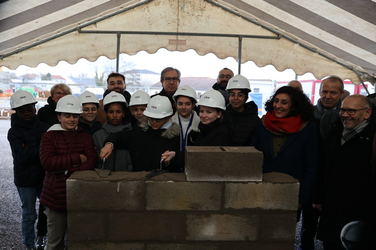 Prefet54's tweet photo. 1ère pierre de la future cuisine centrale à #Toul.
Projet soutenu par l’État #DETR et #FNADT =
✅ création d'emplois
👩‍🍳 élaboration de 3 000 repas/jour, circuits courts et développement durable
Pour :
▶️ 2 collèges
▶️ 30 sites périscolaires
▶️ 3 foyers de personnes âgées https://t.co/oQhaPcnCKE