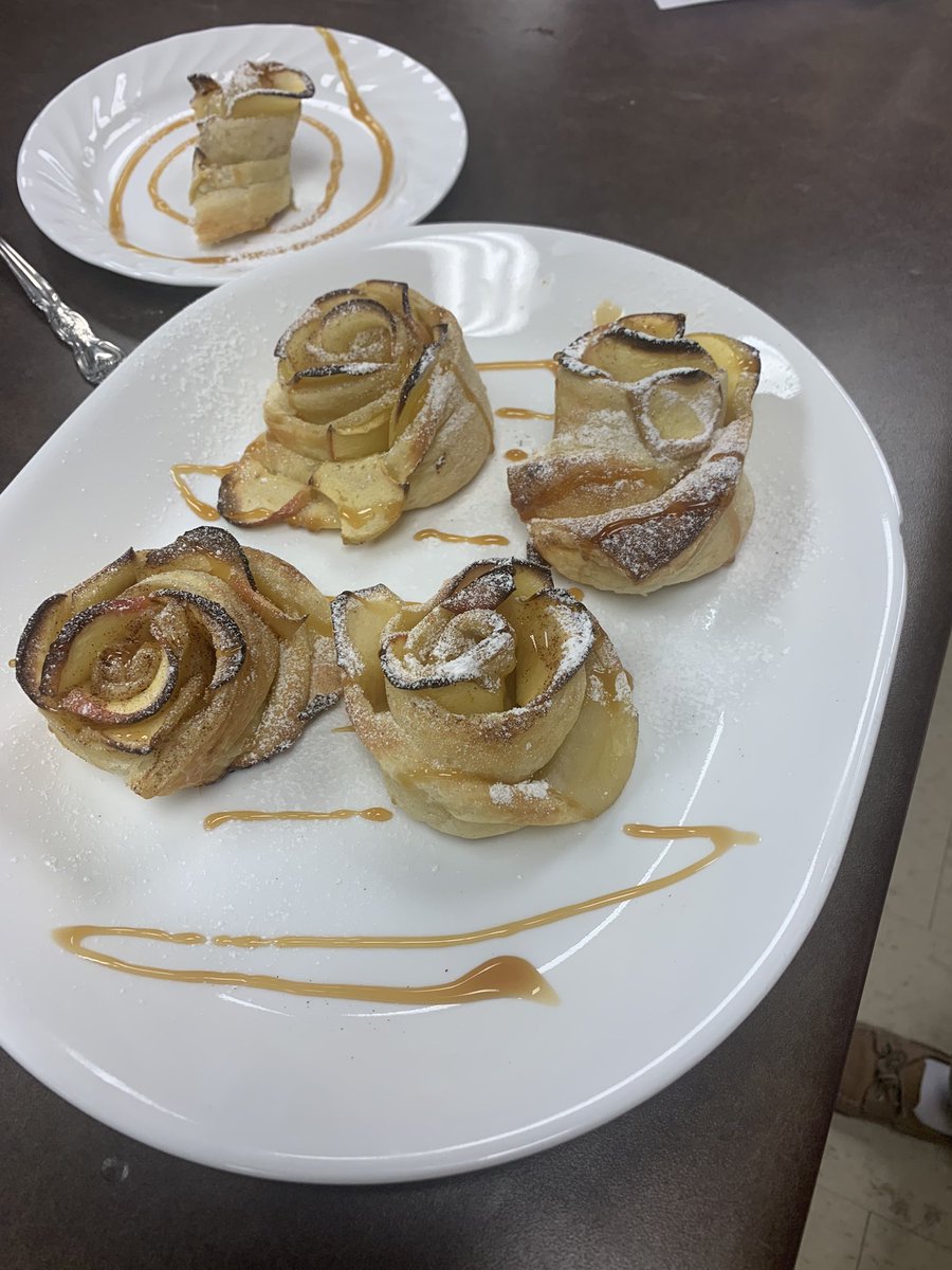 MedwayHS's tweet image. Judging in Grade 10 Foods class on their recipe choice, preparation, presentation and taste of their dish using a mystery ingredient:  🍎