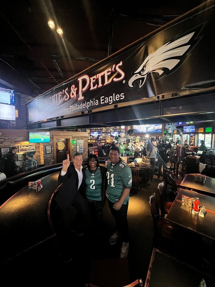 EAGLESHIRLEY's tweet photo. @FOX29philly @MikeFOX29 @AlexHolleyFOX29 We had a great Pep Rally for our @Eagles today @ChickiesnPetes w/fans & #EaglesCheerleadersDrumline @darealtank78 #RayDidinger @GarryCobb Let’s go Birds 💚🦅 b/c you know It’s a Philly Thing 😀💯👏🏾 https://t.co/5pDaHXm0Py