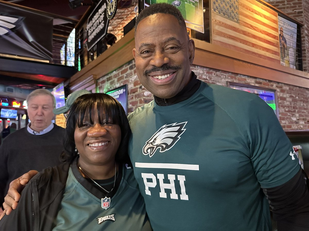 EAGLESHIRLEY's tweet photo. @FOX29philly @MikeFOX29 @AlexHolleyFOX29 We had a great Pep Rally for our @Eagles today @ChickiesnPetes w/fans & #EaglesCheerleadersDrumline @darealtank78 #RayDidinger @GarryCobb Let’s go Birds 💚🦅 b/c you know It’s a Philly Thing 😀💯👏🏾 https://t.co/5pDaHXm0Py