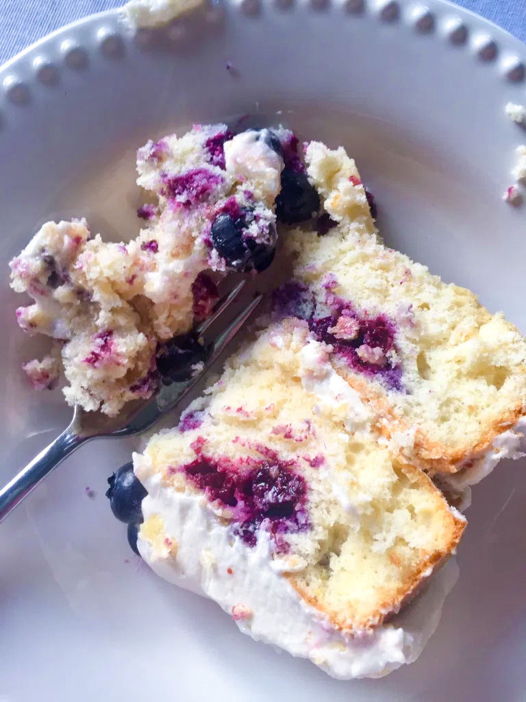 It's #CakeWeek on The Rose Table in honor of my birthday. 🥳 Celebrate with a slice of Lemon Blueberry Cake. Can you tell how dreamy it is from this picture?! 😍

Recipe: therosetable.com/2017/08/19/lem…

#cake #lemoncake