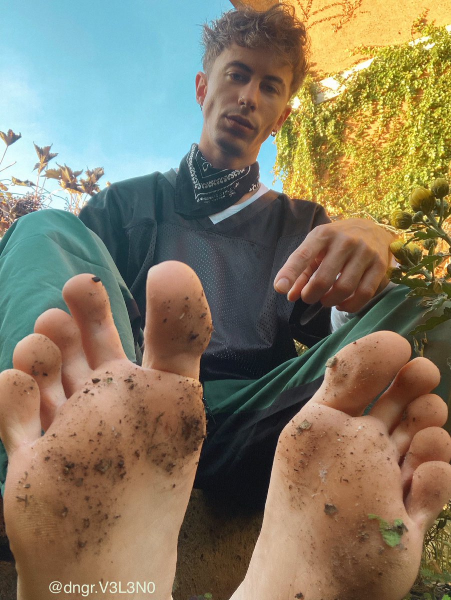 dngrV3L3N0's tweet photo. oh it's friday and the only message i want to receive is "sent".
Then you can remove the dirt under my soles.

#paypig #findom #twinkmaster #feetgod #toes #paypig #feet 
#feetmaster #feetfetish #foot #malefeet https://t.co/g3SyzEyEov