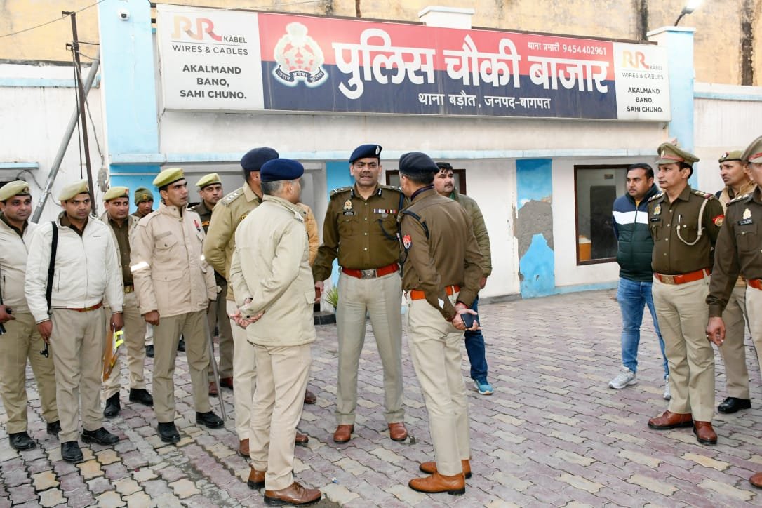 digrangemeerut's tweet photo. आज दिनांक 20.01.2023 को जनपद बागपत के कस्बा बड़ोत क्षेत्र अंतर्गत पुलिस अधीक्षक, बागपत एवं अन्य अधिकारियों/पुलिस बल के साथ फुट-पेट्रोलिंग कर सर्व संबंधित को आवश्यक दिशा निर्देश देते हुए आईजी रेंज मेरठ @Praveenupips https://t.co/Sy7zruuS9p