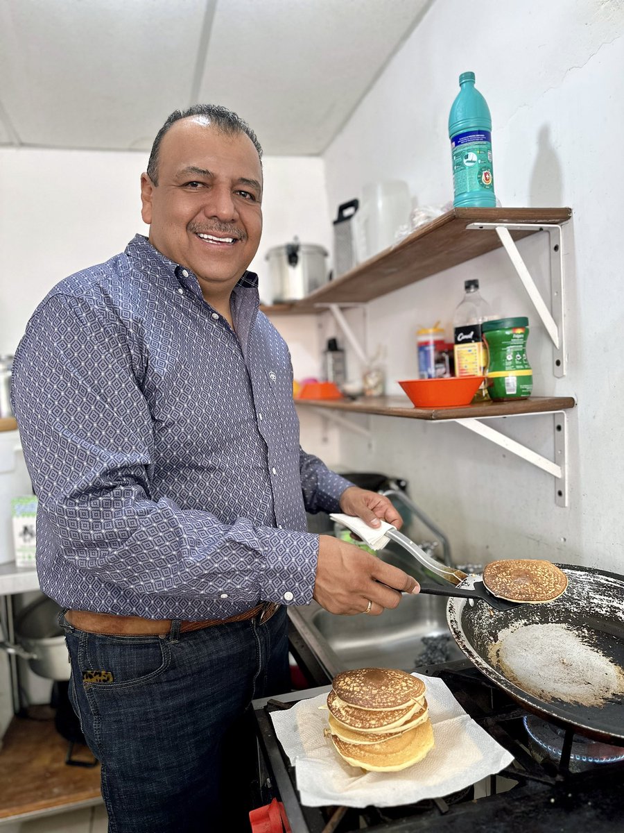 licoquintanilla's tweet photo. Desayunado rico y planeando la activación este próximo lunes de dasayunos en la #VilladeProgreso, #MinasLaLuz y #Aura y así poder entregar más de 1000 desayunos calientes y fríos, gracias a los programas del #DIFCOAHUILA que preside la sra. Marcela Gorgón de Riquelme.
DIFProgreso https://t.co/GQyl2oq41x