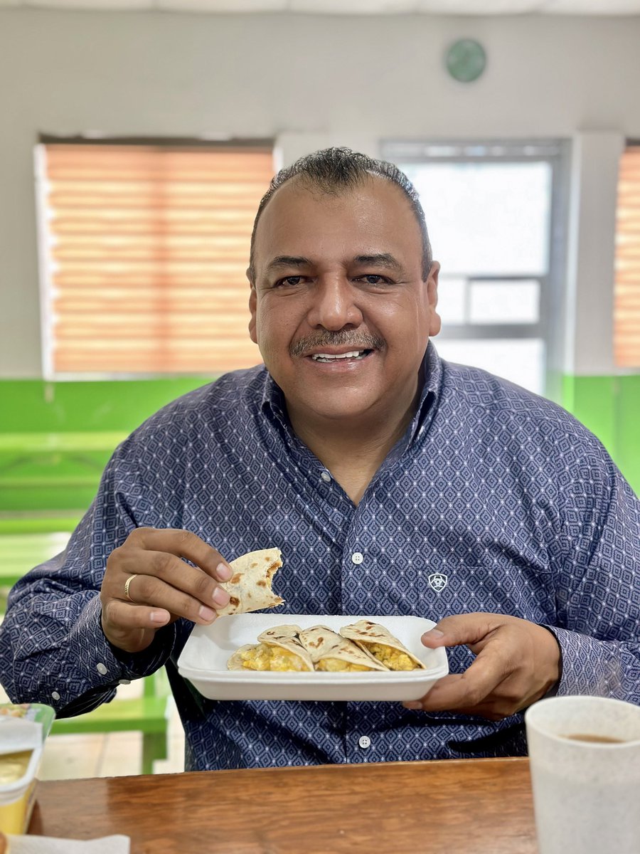 licoquintanilla's tweet photo. Desayunado rico y planeando la activación este próximo lunes de dasayunos en la #VilladeProgreso, #MinasLaLuz y #Aura y así poder entregar más de 1000 desayunos calientes y fríos, gracias a los programas del #DIFCOAHUILA que preside la sra. Marcela Gorgón de Riquelme.
DIFProgreso https://t.co/GQyl2oq41x