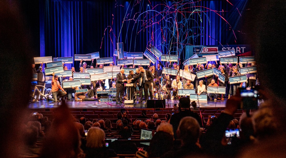 Graag blikken we nog een keer terug op het startschot van het EK Wielrennen 2023. Afgelopen dinsdag in een volle De Nieuwe Kolk. Geniet van de geweldige sfeer en hou onze socials de komende maanden goed in de gaten. VIDEO: youtu.be/znYJKNdBETk #Drenthe2023