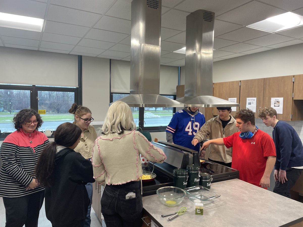 LSCLifeSkills's tweet photo. Friday breakfast with our friends from the @LakeShoreSG Leadership Class! 
#pancakeswithfriends
#greatstarttotheweekend
@LakeShoreCSD @Lake_Shore_HS https://t.co/50gEtATVBP