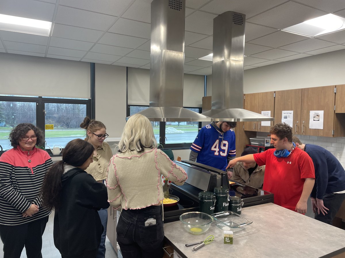 LSCLifeSkills's tweet photo. Friday breakfast with our friends from the @LakeShoreSG Leadership Class! 
#pancakeswithfriends
#greatstarttotheweekend
@LakeShoreCSD @Lake_Shore_HS https://t.co/50gEtATVBP