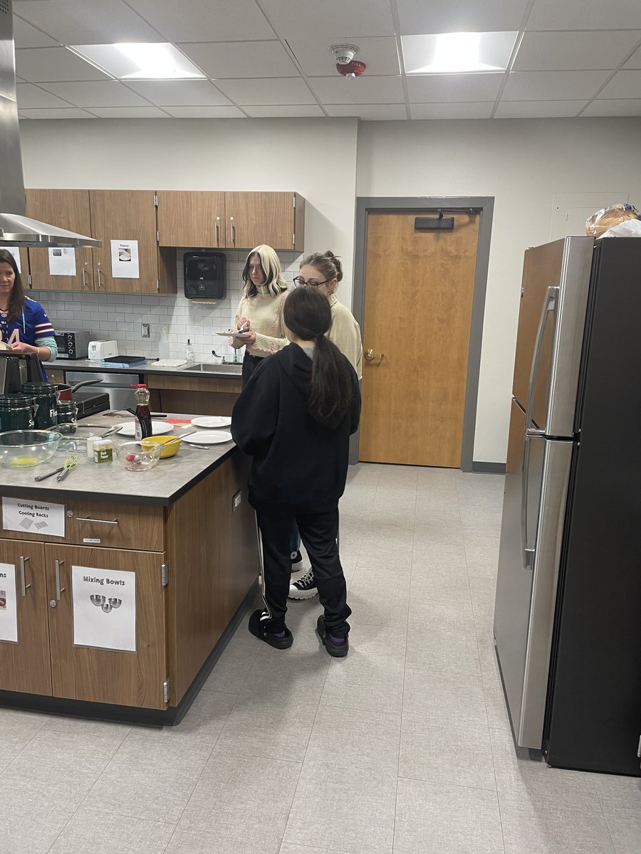 LSCLifeSkills's tweet photo. Friday breakfast with our friends from the @LakeShoreSG Leadership Class! 
#pancakeswithfriends
#greatstarttotheweekend
@LakeShoreCSD @Lake_Shore_HS https://t.co/50gEtATVBP
