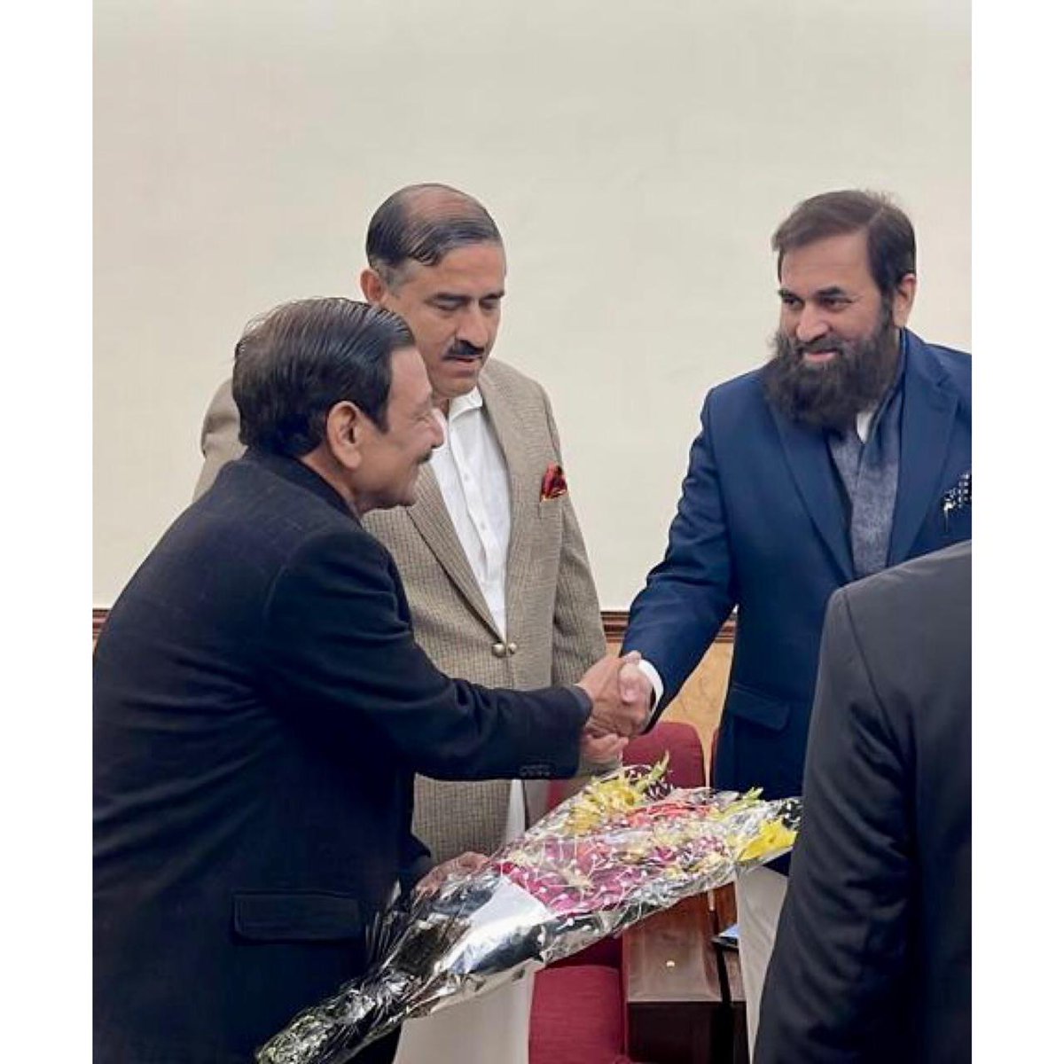 Msharifmalik's tweet photo. سرکٹ ہاؤس فیصل آباد

گورنر پنجاب بلیغ الرحمن صاحب سے اسرار احمد منے خان کی قیادت میں خصوصی ملاقات اور انہیں پھولوں کا گلدستہ پیش کیا۔ 
Leader @Asrarkhanpp111 ❤❤ https://t.co/soYa6r3w1X