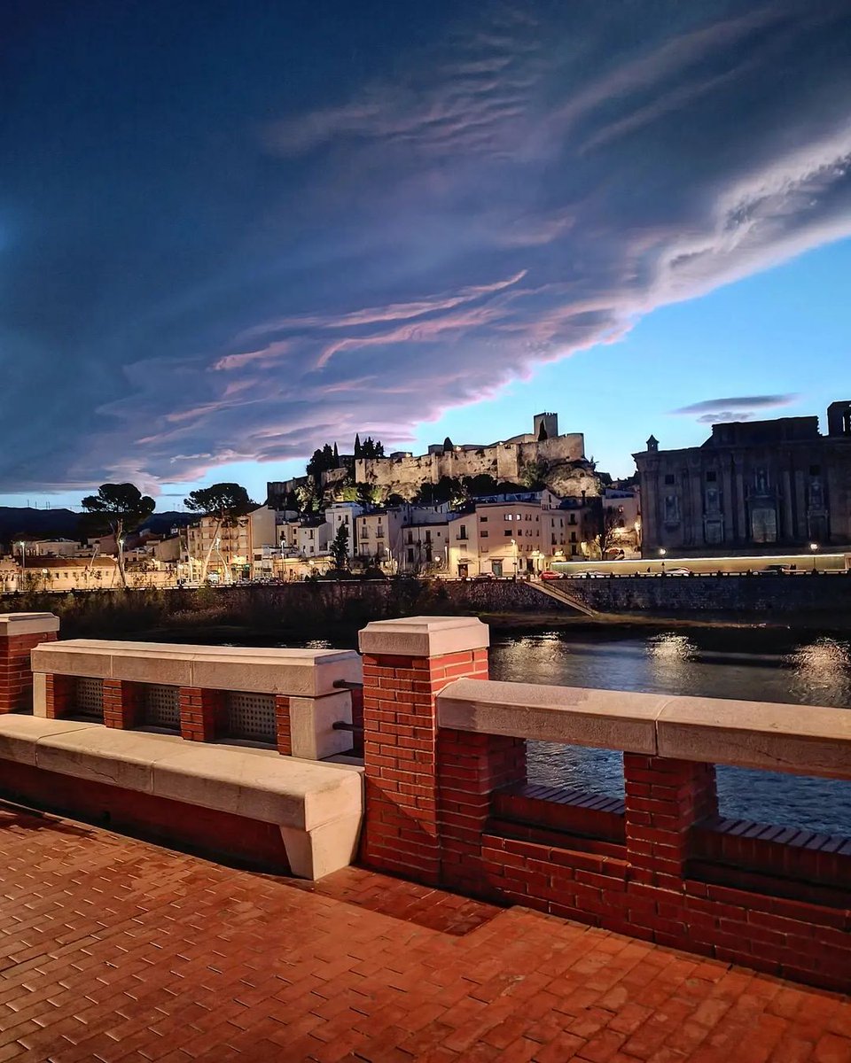 😃 Fins i tot amb vent 🌬,  les vistes de #Tortosa segueixen sent realment espectaculars...👌 Bon cap de setmana!😄

📷 @ivan_zaera