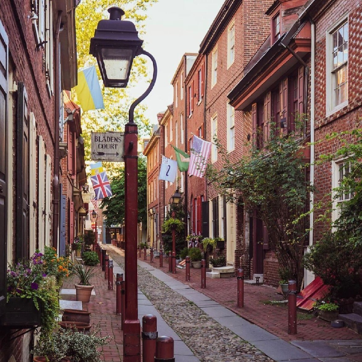 visitphilly's tweet photo. An afternoon walk through @elfrethsalley. 🤗
#VisitPhilly #PackLightPlanBig #ExplorePhilly
📸: @ kylehuff https://t.co/myipG0h32Q