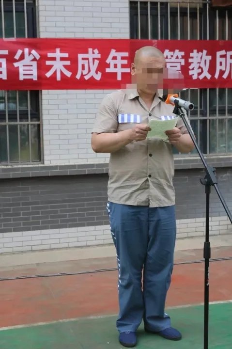 Which outfit do you like？🤔
I choose first one.What about you？