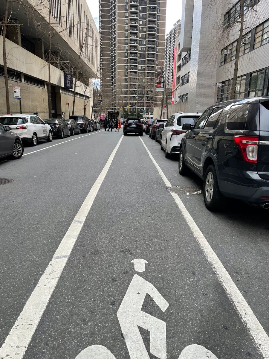 Reported_NYC's tweet photo. The driver T109898C blocked the bike lane near 1 Spruce St on January 20 and has been reported to #nyctaxi. This is in Manhattan Community Board 01 #CommunityBoard1 &amp; #NYPD1. #VisionZero #BlockedBikeNYC https://t.co/hjePKpduh0