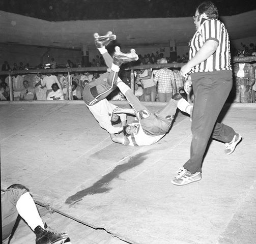 olympicaud's tweet photo. Whoa Nellie! The LA T-Birds were banked track daredevils who made the Olympic their home, with great skating, fighting and, as you can see, plenty of action. Photo: Theo Ehret #18thandgrand #rollerderby #olympicauditorium #1960s #1970s #bankedtrack #dtla #lahistory https://t.co/058tMBGxdU