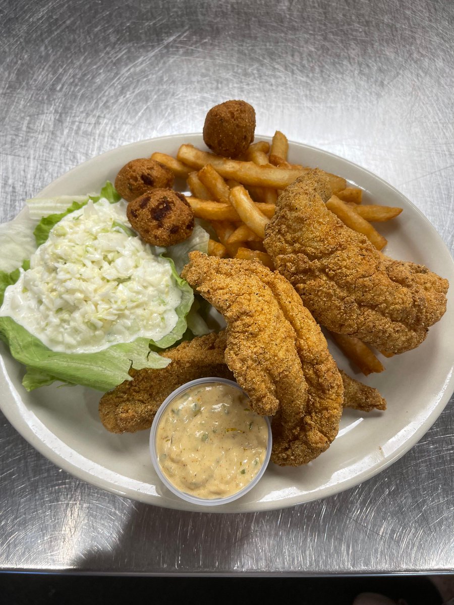 liveoaksgolf's tweet photo. Here we go!! #CatfishFriday at #ROOSEVELTS is on! Join us for some fresh farm raised #Catfish - #Fried #Grilled #Blackened w/ #ShutUpDogs #ColeSlaw #ButterBeans #MacNCheez #FieldPeas and we have our regular menu as well. #ToGo 601-982-1231 https://t.co/GibknBeiLG