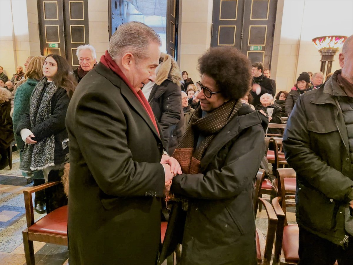 ambalgerieparis's tweet photo. L’Ambassadeur 🇩🇿en🇫🇷 , M.#SaïdMoussi remet la lettre de condoléances de M. le Président  @TebbouneAmadjid à la famille de feu #AdolfoKaminsky, militant et ami de la Révolution algérienne. Son souvenir restera gravé dans le panthéon des martyrs et des défenseurs des causes justes. https://t.co/IqGB4RPl6e
