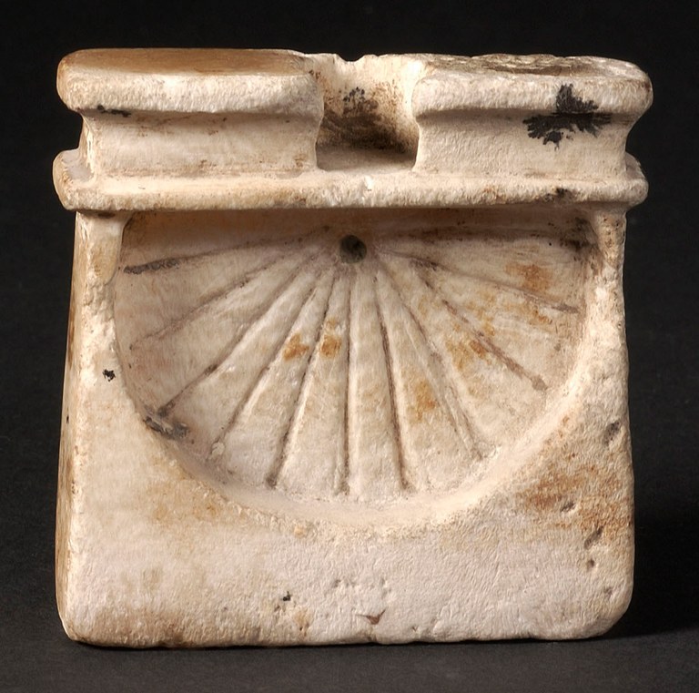 Alabaster Egyptian miniature vertical sundial (h: 6 cm; w: 5.8 cm), c. 2nd half of the 1st millennium BCE @MuseeLouvre, via isaw.nyu.edu/exhibitions/ti…