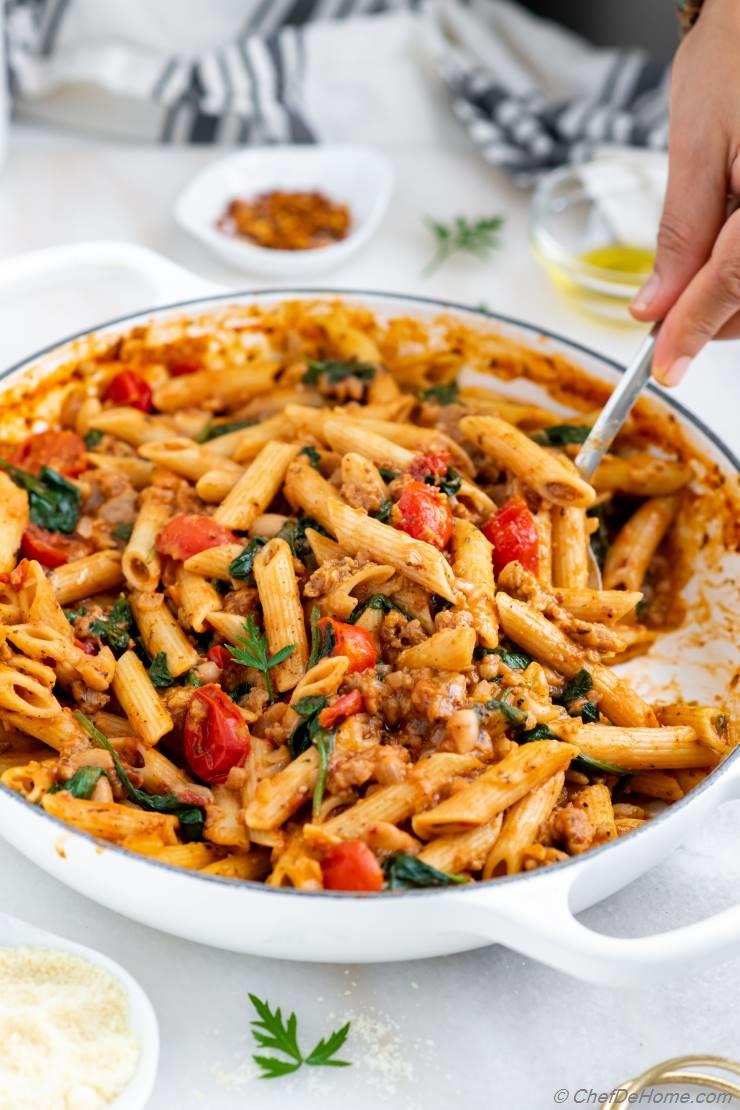 chefdehome's tweet photo. Easy Weeknight dinner ready in one pan with delicious penne pasta cooked with spicy sausage, spinach,  and cherry tomatoes. Everything cooks in one pot including pasta that makes the sauce flavorful and hearty. 
#onepanpasta #weeknightdinner #dinnerrecipes #dinnerideas https://t.co/0yozcMkrS9