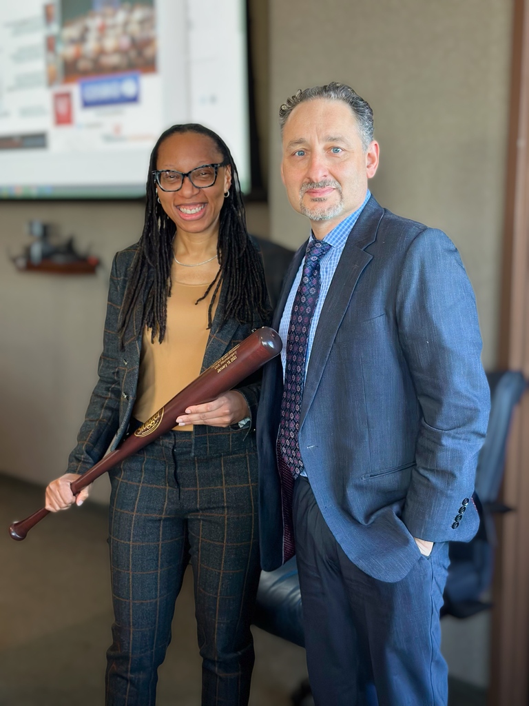 What a fantastic visit from Dr. Laura Ngwenya, the Director of Neurotrauma at @UCNeurosurgery! Dr. Ngwenya presented at our #neuroscience grand rounds. Thank you for the great learning opportunity!
#Neurosurgeon #TBI #TBIawareness #MedTwitter #Education @UofLHealth @UofL