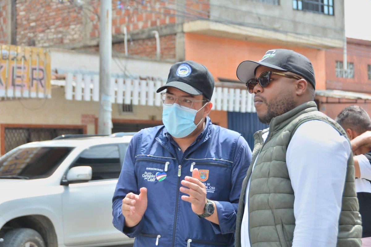 GuilleLondono's tweet image. #ATENCION • Con un dispositivo conformado por más de 250 uniformados de #SIJIN, #SIPOL @PoliciaCali  y equipos @SeguridadCali llegamos al centro de Cali en una ofensiva frontal contra el hurto de carros, motos y autopartes en #CaliCo. @JorgeIvanOspina