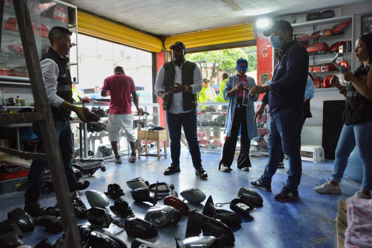 GuilleLondono's tweet image. #ATENCION • Con un dispositivo conformado por más de 250 uniformados de #SIJIN, #SIPOL @PoliciaCali  y equipos @SeguridadCali llegamos al centro de Cali en una ofensiva frontal contra el hurto de carros, motos y autopartes en #CaliCo. @JorgeIvanOspina