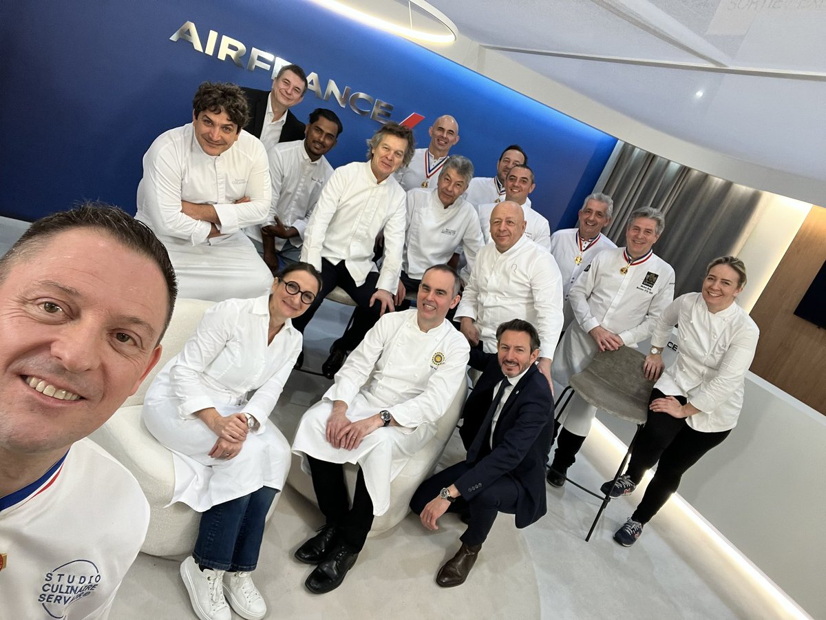 Une belle journée au #SirahLyon où nous avons présenté notre ambition #gastronomie pour 2023, entouré de la plupart de nos 17 chefs signature à bord et au sol ! bit.ly/3whyt2A
#AirFrance #BocusedOr