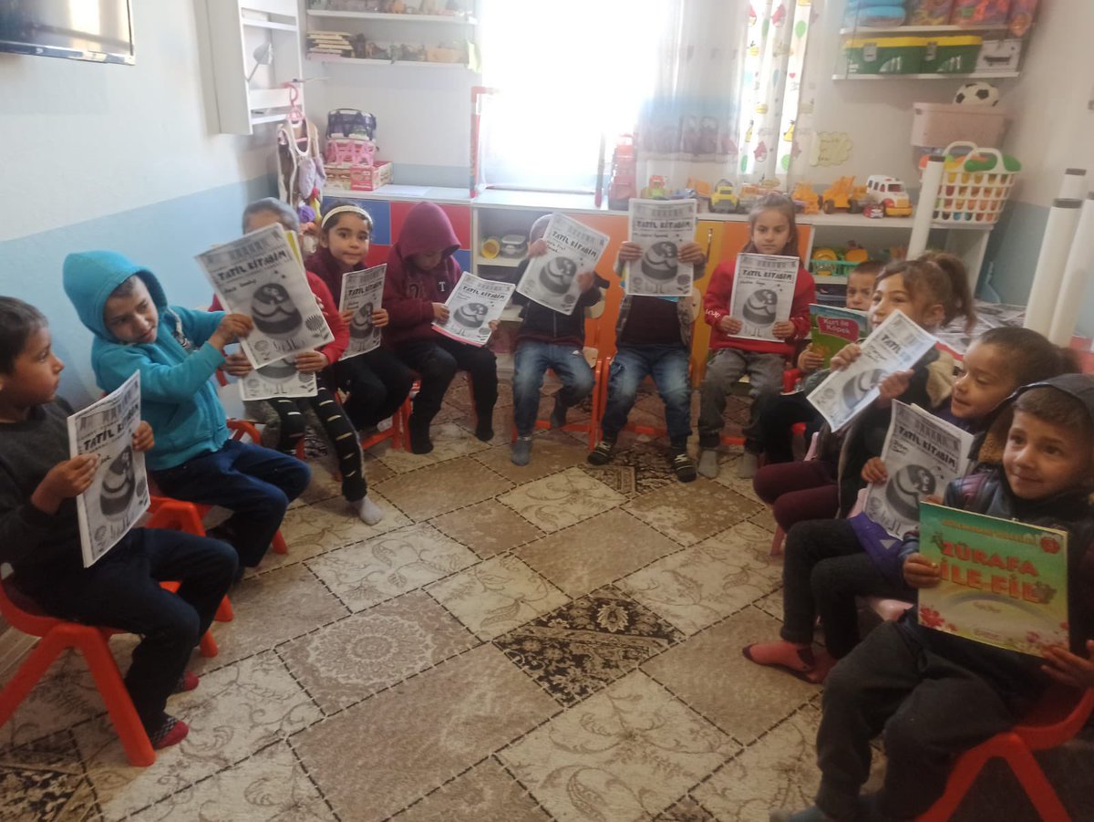 IoYukar's tweet photo. İl Milli Egitim müdürümüz Murat KÜÇÜKALİ'nin direktifleri doğrultusunda karne hediyesi olarak öğrencilerimize birer kitap hediye ettik🙏 Hepinize iyi tatiller ve iyi okumalar çocuklar🙂 https://t.co/EDJ1yJSG4J