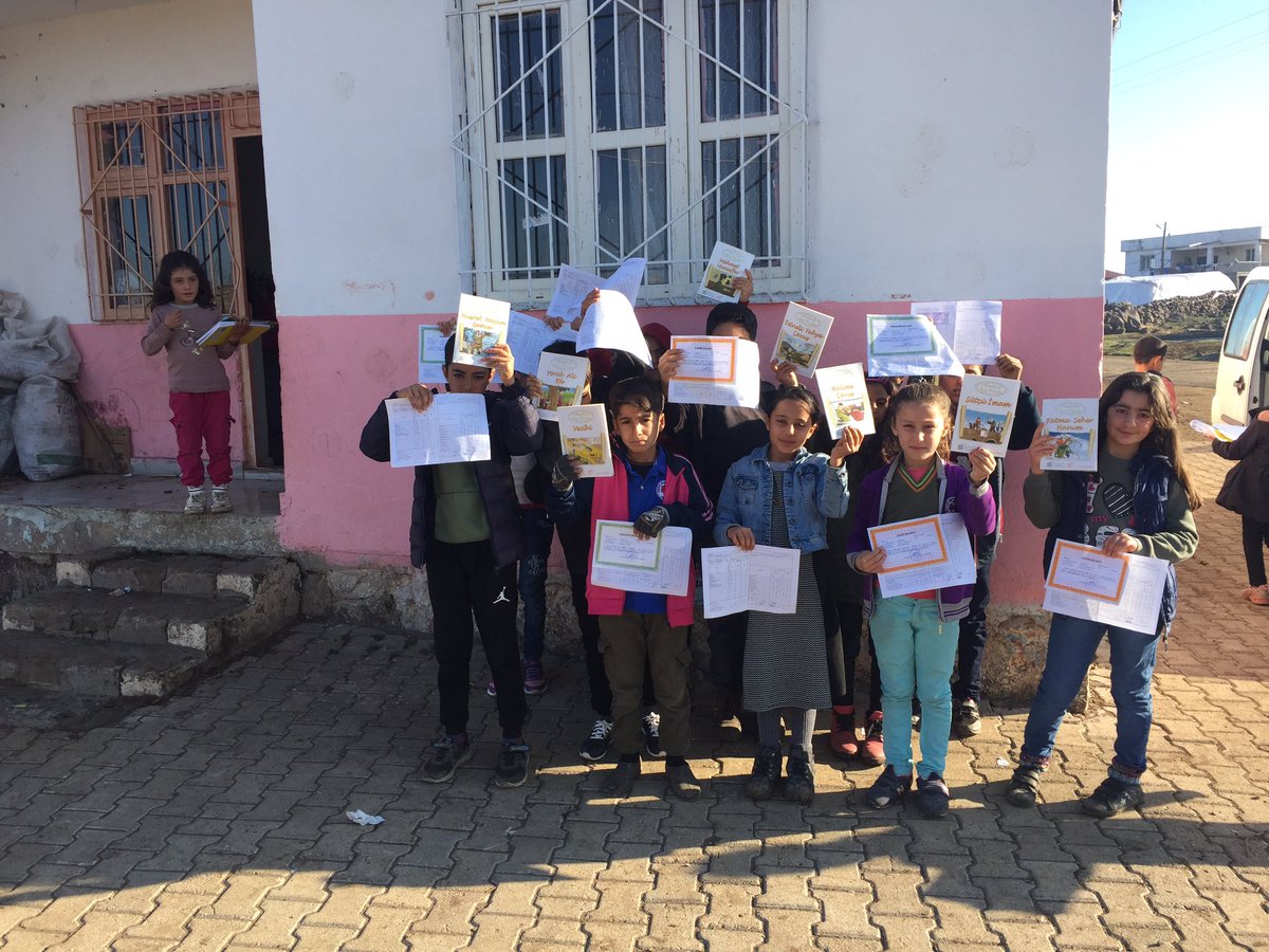 İl Milli Egitim müdürümüz Murat KÜÇÜKALİ'nin direktifleri doğrultusunda karne hediyesi olarak öğrencilerimize birer kitap hediye ettik🙏 Hepinize iyi tatiller ve iyi okumalar çocuklar🙂