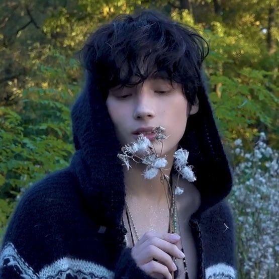 flowers 🤍💐

#채원 #CHAEWON #휴닝카이 #HUENINGKAI