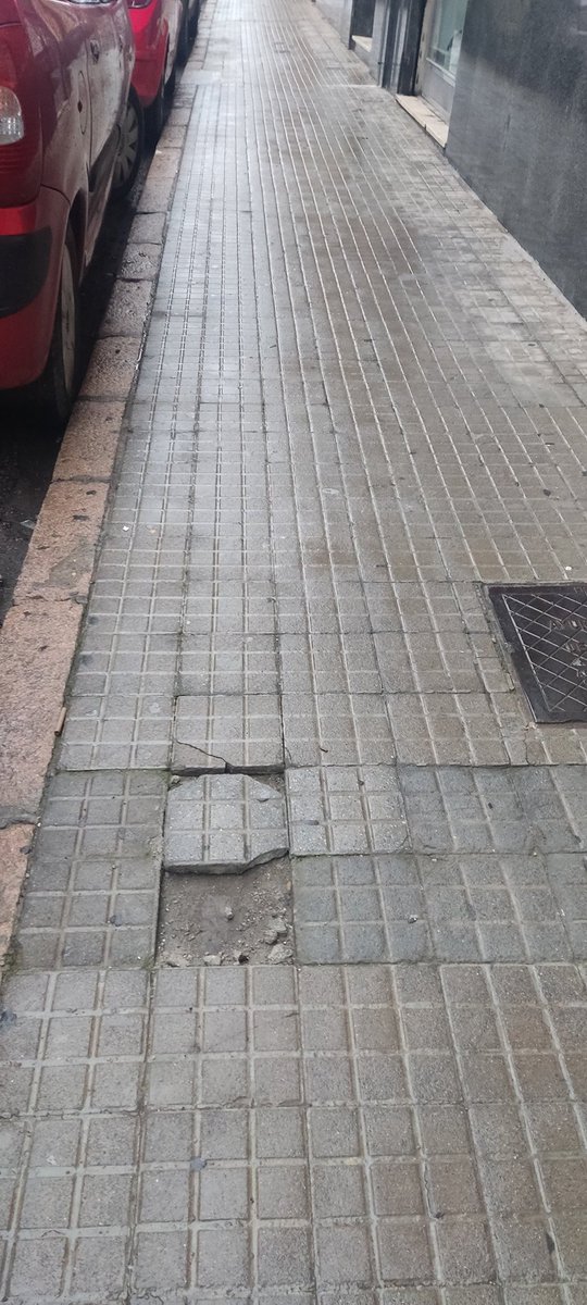 Esto es un peligro, no solo para mayores, en la calle Luis Ponce de León, a la altura de la ferretería la reina.  <a href="/AVVVialHuertaRe/">A.V. Vial Huerta de la Reina</a> <a href="/ayuncordoba_es/">Ayuntamiento Córdoba</a>