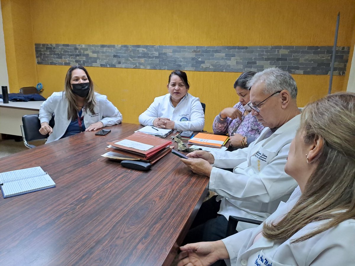 DraMaribelNunez's tweet photo. #19Ener Junta Directiva del SADHCM efectúo reunión de trabajo con los jefes de los servicios de Obstetricia, Cirugía General, Anestesiología, Camilleros y Enfermería para planificar estrategias que brinden respuestas quirúrgicas al pueblo aragüeño.
#LasSancionesDestruyenElSalario https://t.co/v4cYm3rcAt