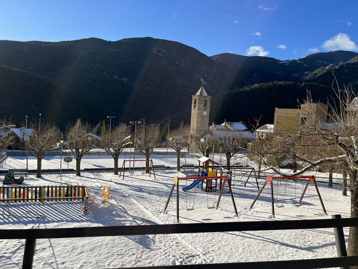 VerdaguerRibas's tweet photo. El pati de l’escola, parc del poble de @planoles, nevat! Que bonic poder-ne gaudir! #escolarural #neu #entorn #quebonic https://t.co/WQmlWyToiH