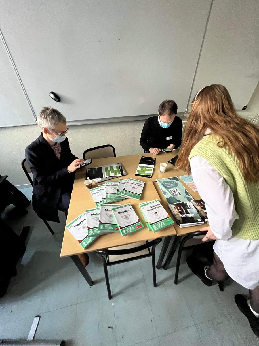 Aujourd’hui, 2 membres du bureau étaient présents au Lycée Jean Baptiste de La Salle dans le but de promouvoir nos études ! #Pharmacie

L’occasion pour les lycéens de découvrir les nombreuses facettes et possibilités de nos études 🐍 #Orientation #Parcoursup #PdEP
