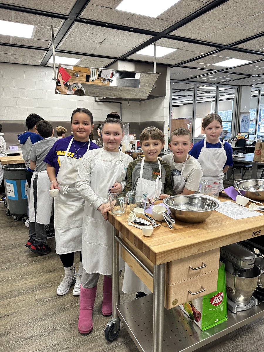 WVMiddleSchool's tweet photo. Our 5th graders are getting some experience in the Kitchen.  Students in Ms. Fox’s 5th-grade Home and Careers class put their mathematical skills to work by measuring the appropriate ingredients to make smoothies.  The students enjoyed their tasty treat at the end of class. https://t.co/zvuReX450H