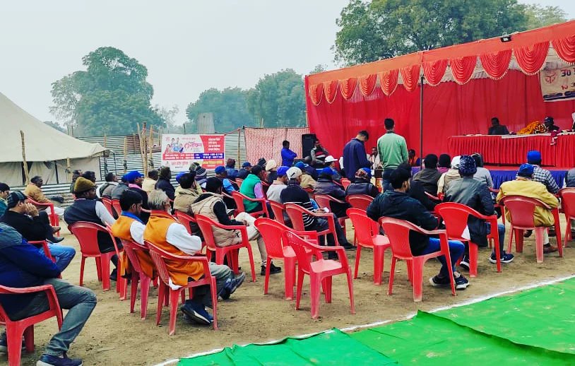 एसएसपी माघ मेला राजीव नारायण मिश्र जी के द्वारा समिति के पदाधिकारियों एवम सदस्यों को मौनी अमावस्या के स्नान पर्व को सकुशल सम्पन्न कराने के लिए एक ब्रीफिंग बैठक की गई। बैठक की अध्यक्षता समिति के उपाध्यक्ष एवं सेवानिवृत्त IAS आर.एस. वर्मा जी की।
<a href="/ADGZonPrayagraj/">ADG Zone Prayagraj</a> 
<a href="/prayagraj_pol/">POLICE COMMISSIONERATE PRAYAGRAJ</a>