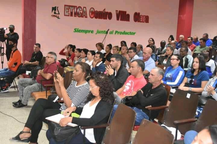 Colina_CTCuba's tweet photo. Evaluamos en #Ranchuelo las acciones q para dar respuesta a las estrategias en el orden político, económico y social en función d mejorar la calidad d vida d su pueblo, la producción d bienes materiales, la alimentación, la atención a los problemas, con #ParticipaciónPopular. https://t.co/OGc02WqYwo