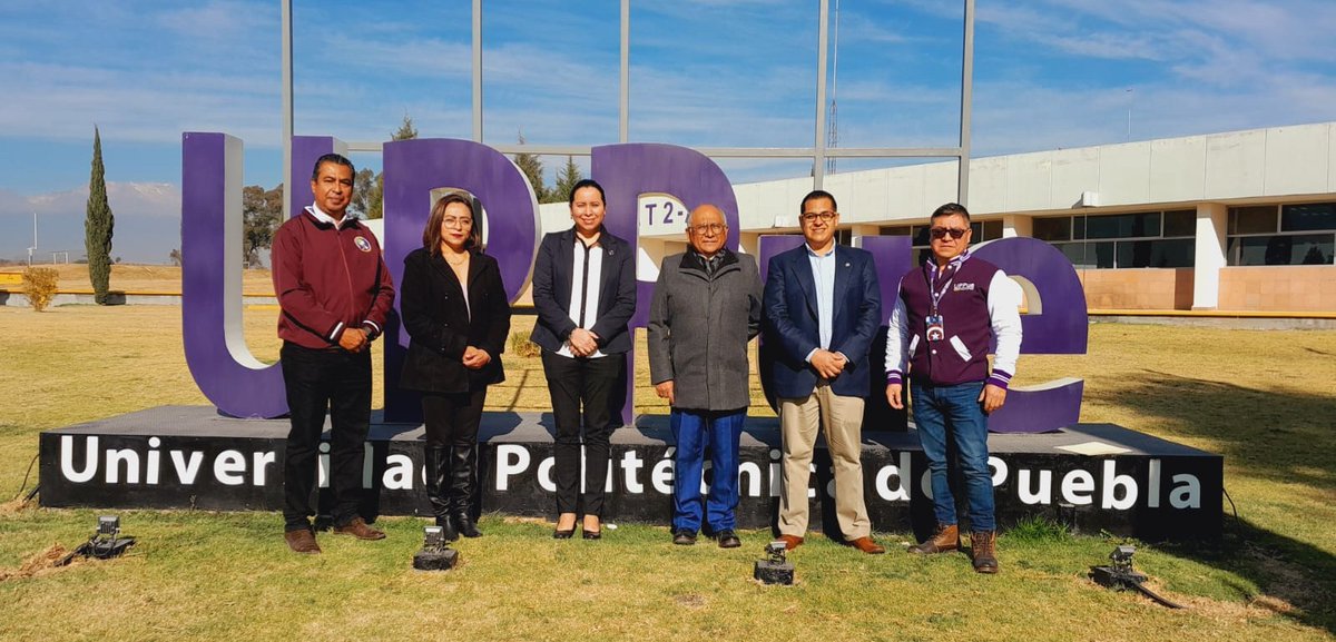 COMCE_Sur's tweet photo. En representación de nuestro Presidente @mendoza_antar, la directora @JosefinaLombard entrega la firma de Convenio entre #COMCESur y la Universidad @UPPueblaOficial. Se realizarán #ForosUniversitarios #VinculaciónExtranjera #ComitésEmpresariales #SomosCOMCE @ComceOficial https://t.co/HfZkhl0Uih