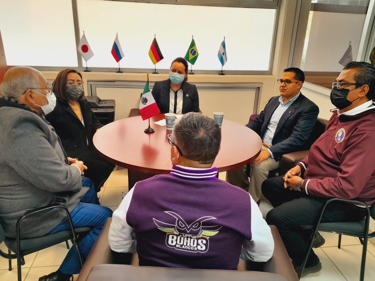 COMCE_Sur's tweet photo. En representación de nuestro Presidente @mendoza_antar, la directora @JosefinaLombard entrega la firma de Convenio entre #COMCESur y la Universidad @UPPueblaOficial. Se realizarán #ForosUniversitarios #VinculaciónExtranjera #ComitésEmpresariales #SomosCOMCE @ComceOficial https://t.co/HfZkhl0Uih