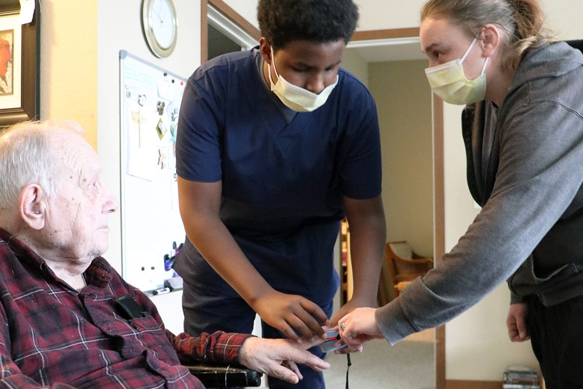 LakevilleAreaPS's tweet image. A new Certified Nursing Assistant (CNA) course through @_LinK12 is giving high school students early experience in the healthcare field and even paving the way for them to become a CNA.
Read more about their hands-on experience: bit.ly/194News_CNA-cl…