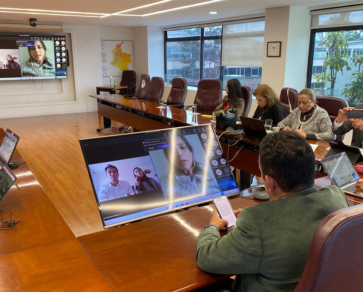 #AEstaHora la Ministra <a href="/IreneVelezT/">Irene Vélez-Torres</a> lidera reunión con el Gobernador #Nariño, <a href="/jhonrojasca/">Jhon Rojas Cabrera</a>, alcaldes municipales del Sur del Cauca y el Consejo Gremial Empresarial de Nariño, donde evalúan medidas implementadas para abastecimiento de combustibles y gas.